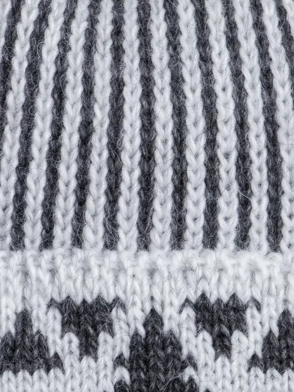 Шапка для мальчика с козырьком на осень