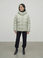 Легкая пуховая куртка на кнопках