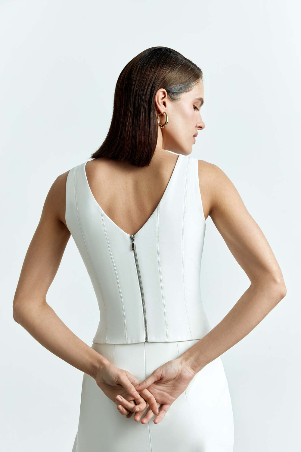 Удлиненный топ из эко-кожи с отстрочками