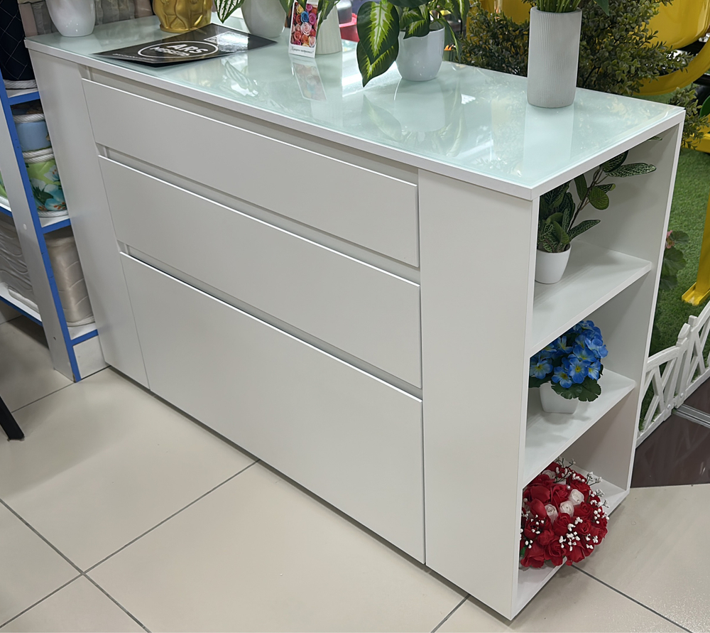 Акция!!!Комод с боковыми полочками со стеклом 130*35