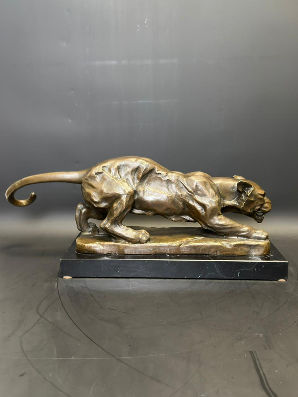 Бронзовая скульптура «Притаившийся тигр»