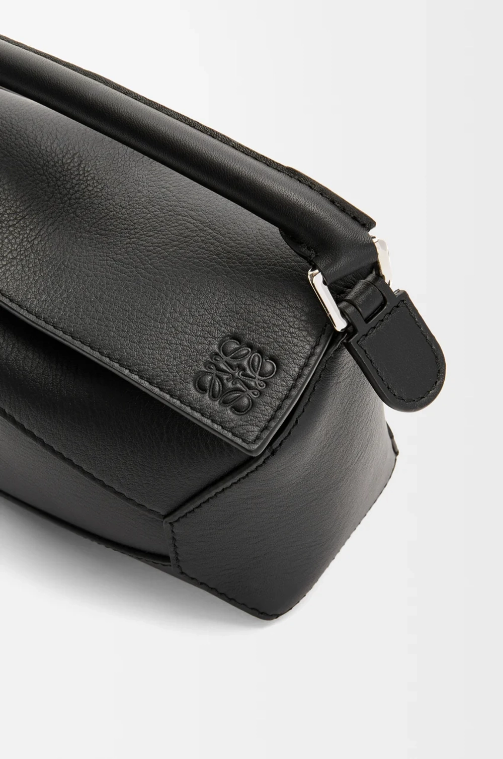 Loewe Мини-сумка Puzzle Edge из классической телячьей кожи, черный