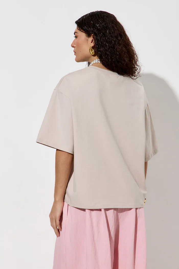 Футболка с принтом "Жемчужный бра" серо-бежевого цвета