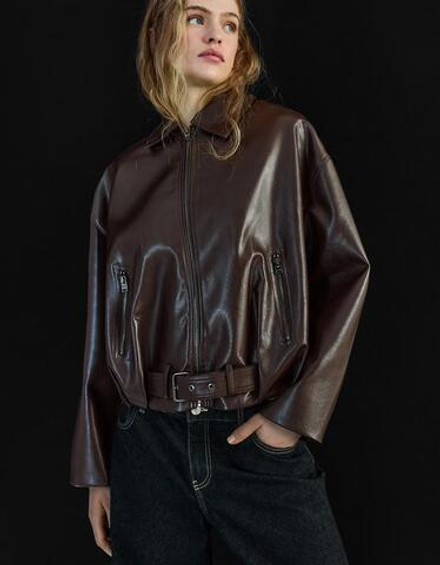 BERSHKA Бомбер из искусственной кожи с поясом, коричневый