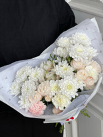 Букет раскидистой формы из хризантемы, кустовой пионовидной розы, диантусов и альстромерии