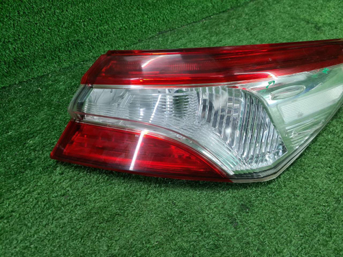 Фонарь правый внеш Toyota Camry xv70 17-нв галоген