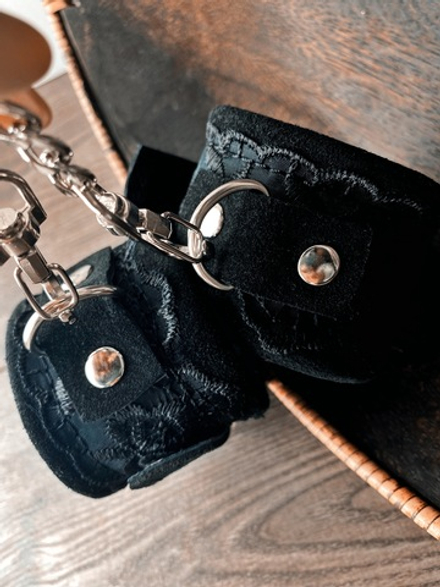 Наручники Indigo нат. кожа, замша с кружевом, черный (арт-303)