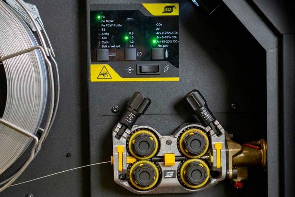 Cварочный полуавтомат Rustler EM 350C PRO Synergic, горелка Exeor 315, 4 м, ящик для инструментов