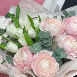 Авторский букет с пятью ранункулусами, семью тюльпанами и эвкалиптом 80220262