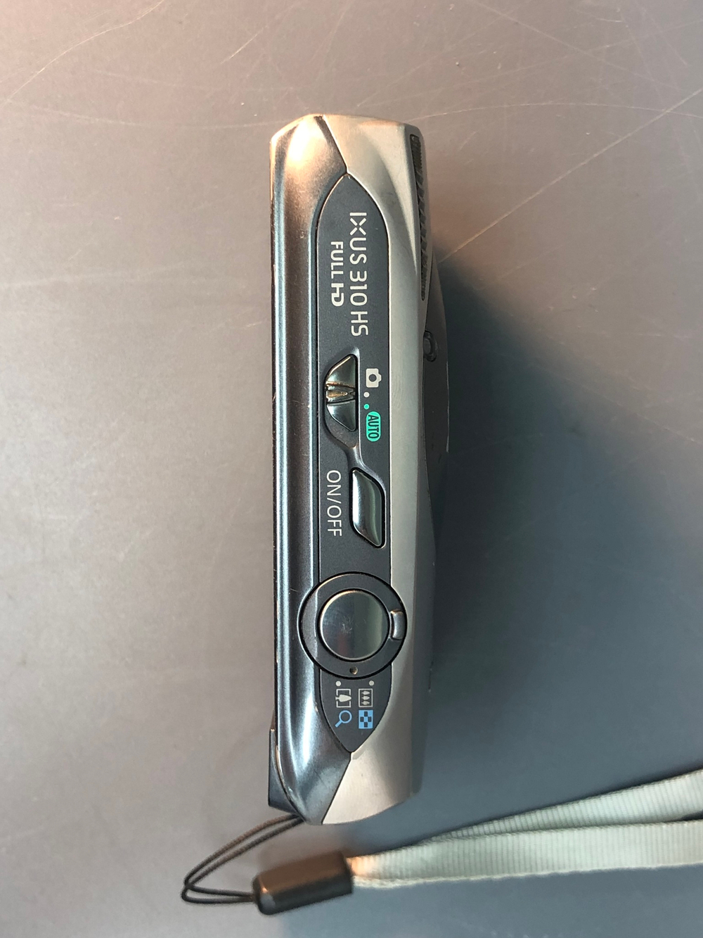 Canon Ixus 310 HS, слегка залипает шторка. Видны пылинки на фотографии