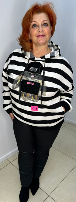 Полосатая толстовка с изображением зайца