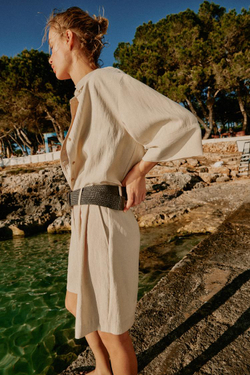 ZARA ШОРТЫ С ЗАЩИПАМИ И РЕМНЕМ, БЕЖЕВЫЙ