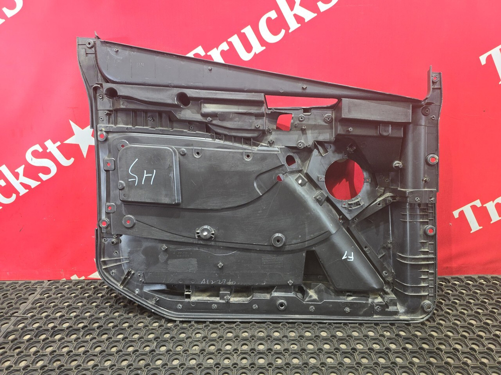 Обшивка двери правой 2023 г