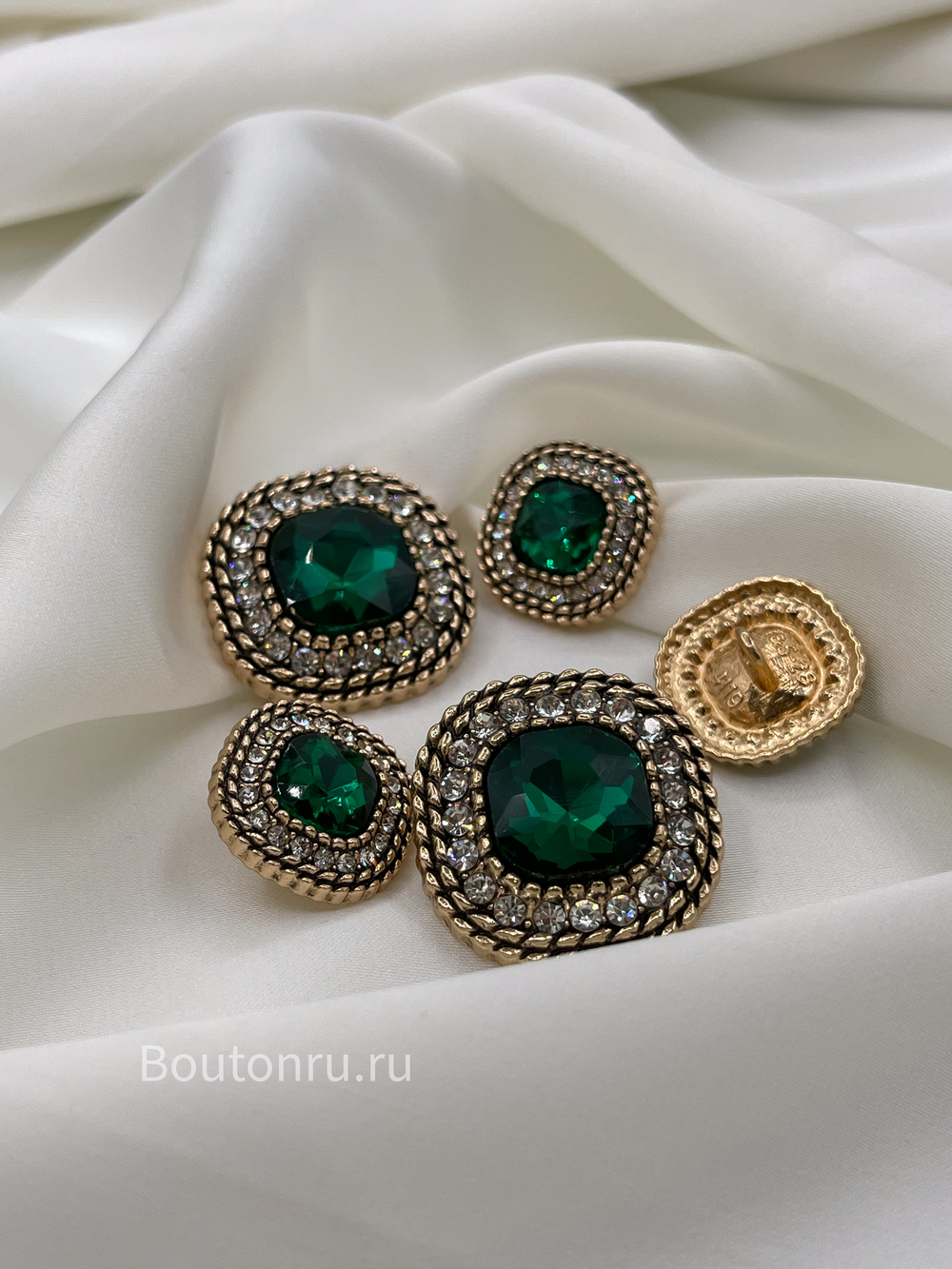 Пуговицы Квадрат золотые зеленые (изумрудные) со стразами и косичкой