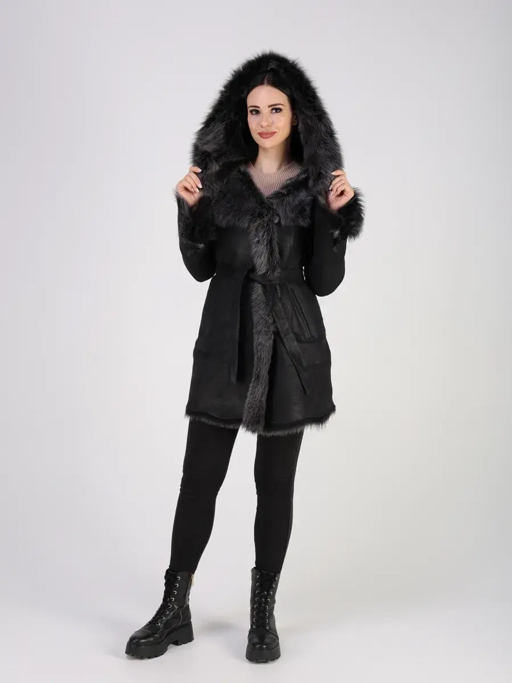 Дубленка зимняя натуральная с капюшоном короткая