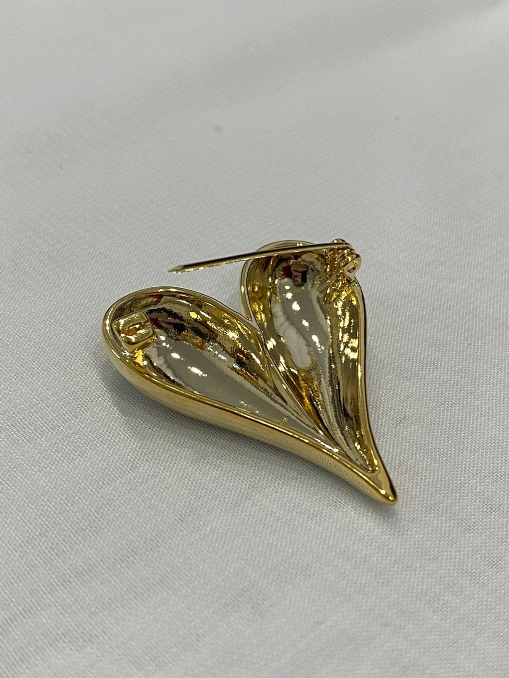 Брошь маленькое гладкое сердце, оттенок золото