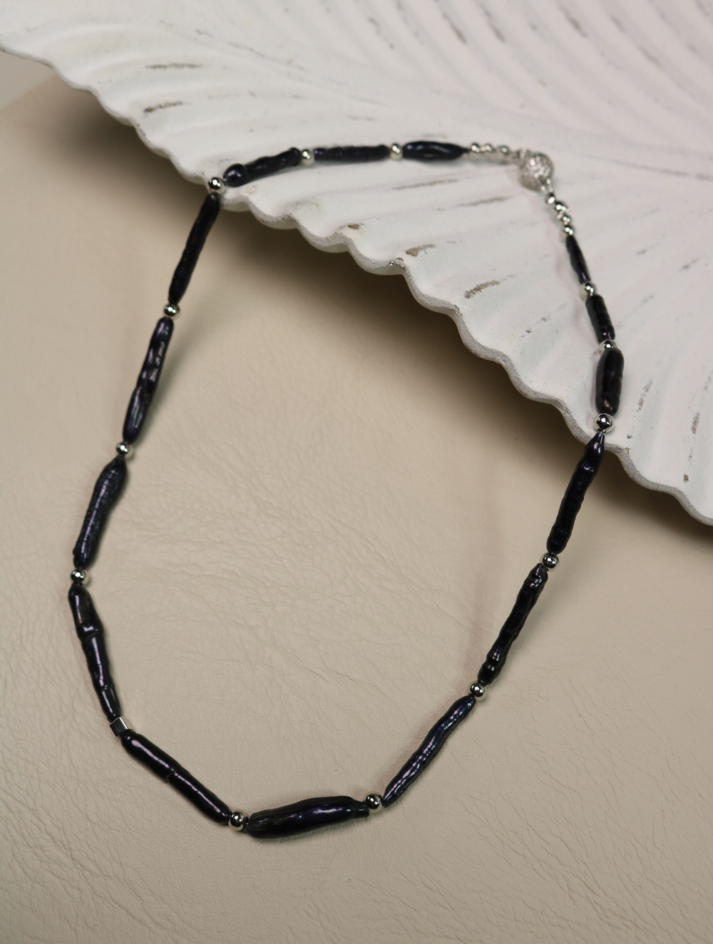 Чокер из черного жемчуга "Чернильный штрих"