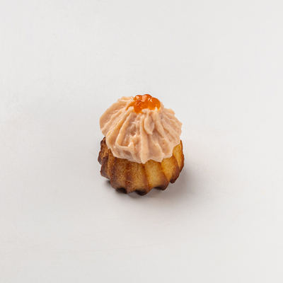 Профитроли с муссом из семги и красной икрой 16 шт