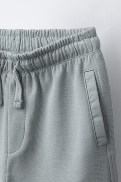 ZARA КОМПЛЕКТ ИЗ ФУТБОЛКИ И ШОРТОВ ИЗ ТКАНИ ИНТЕРЛОК С НАШИВКОЙ, ГОЛУБОЙ