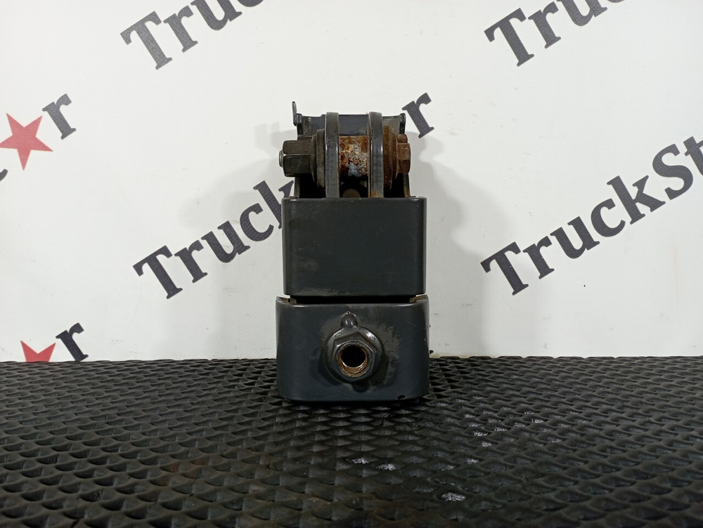 Кронштейн усилителя бампера левый