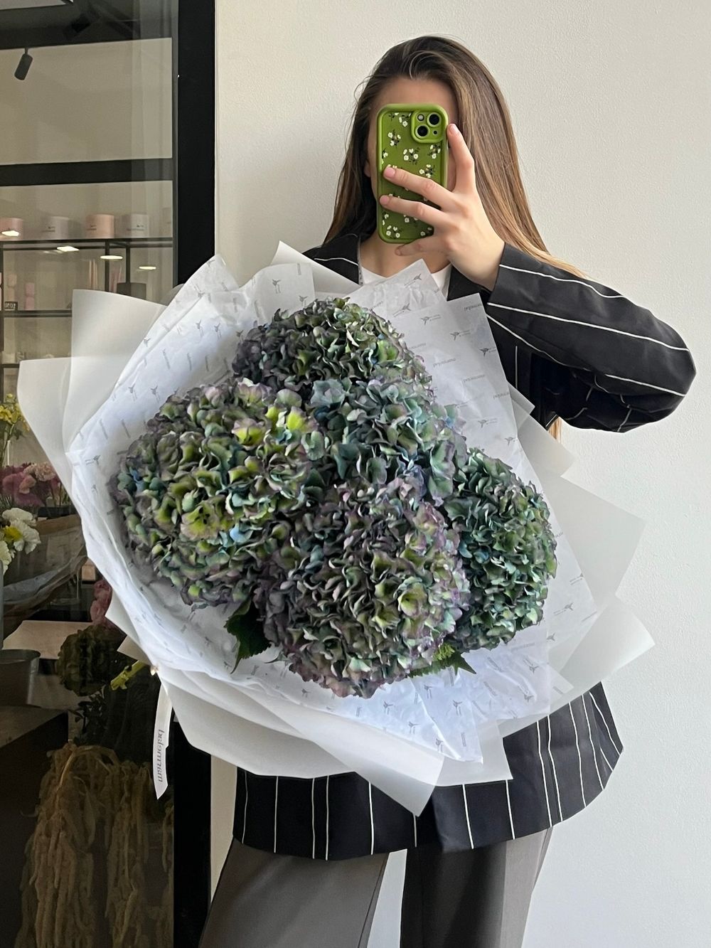 Моно букет из гортензии в темном оттенке