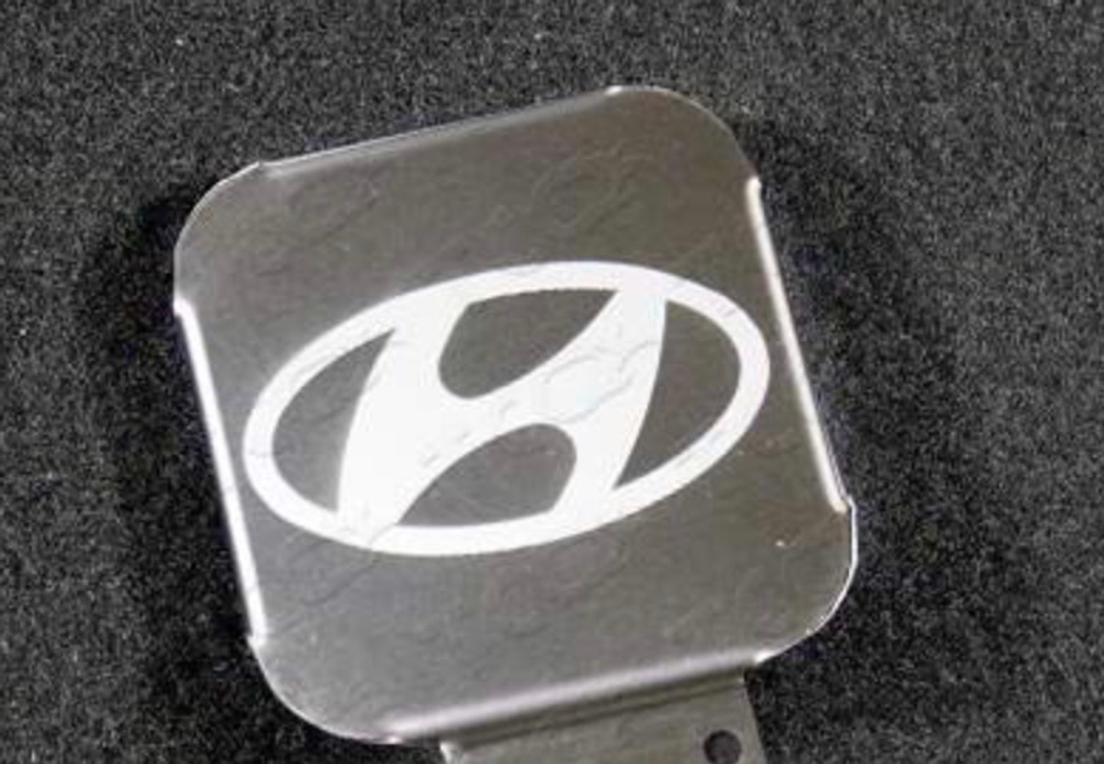 Заглушка на фаркоп под квадрат 50x50 с логотипом Hyundai, (нерж.сталь) TCUZHYUN1
