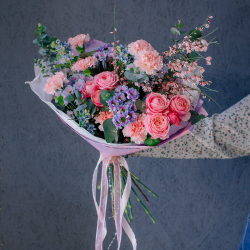 147. Нежный букет с розовыми пионовидными розами