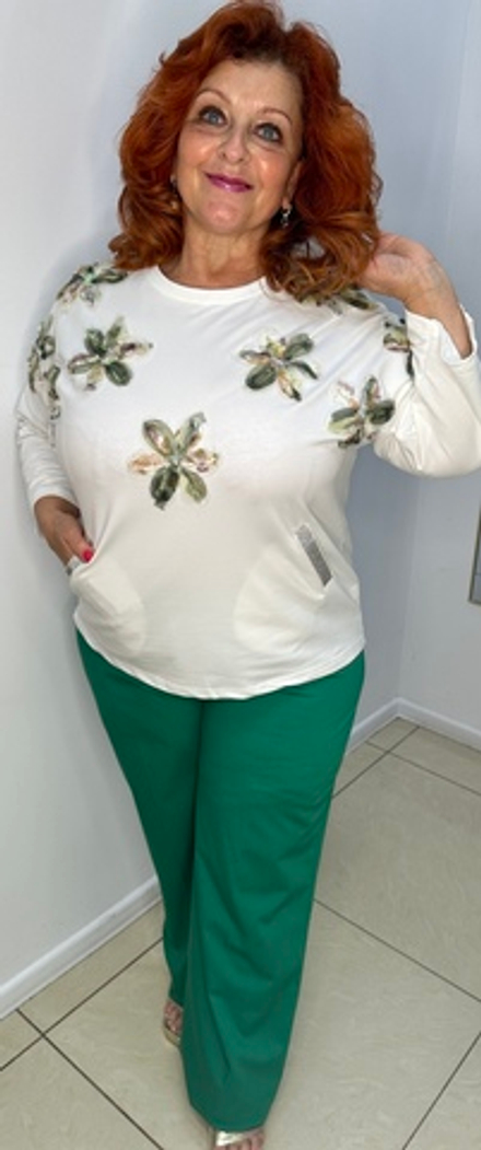 Толстовка в белом цвете с аппликацией