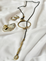 Колье галстук бронзовый круг и палочка с узором на черной металлической цепочке-сетке