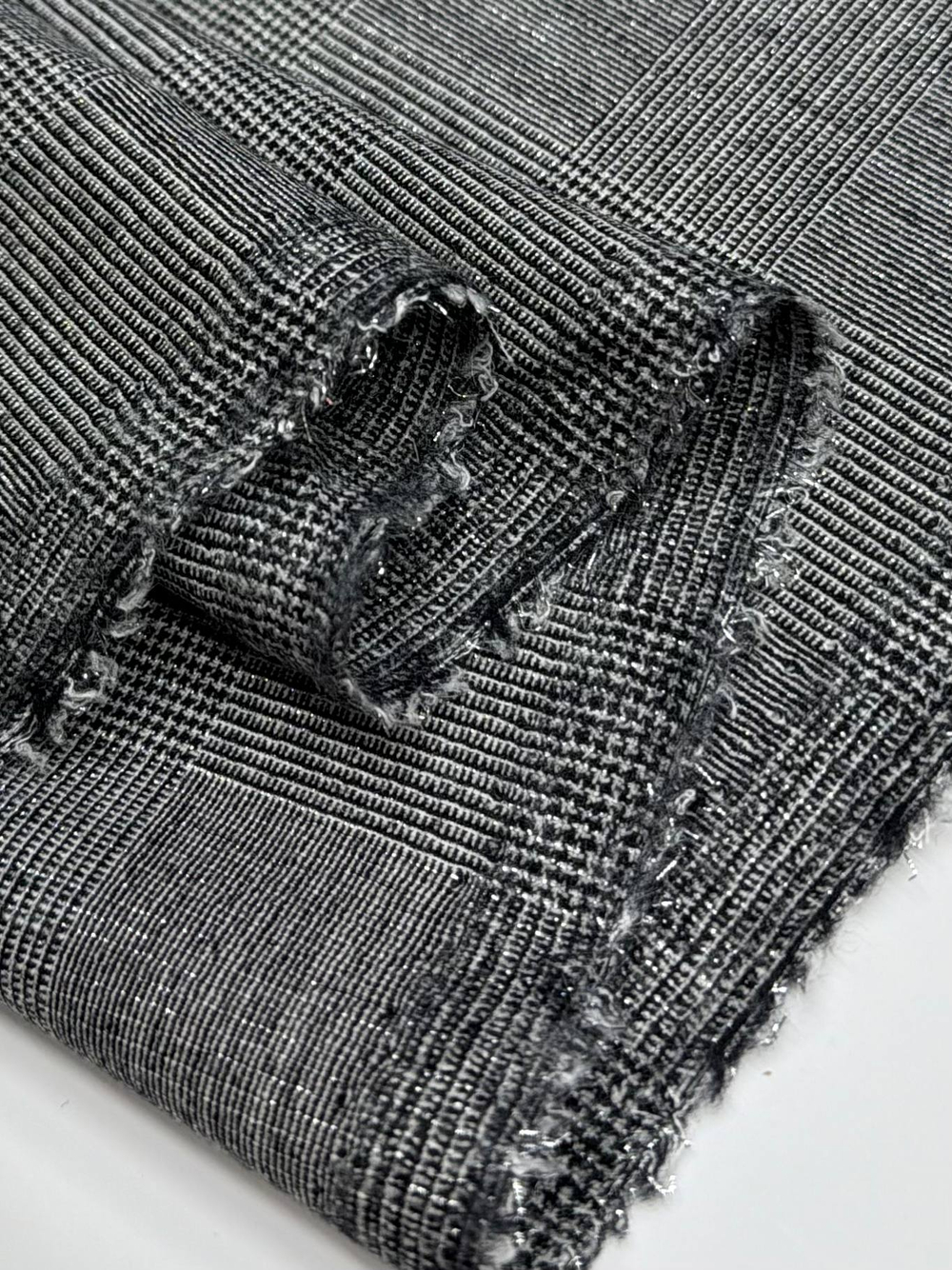 Шерсть с люрексом костюмно-плательная черно-белая клетка с пье-де-пуль