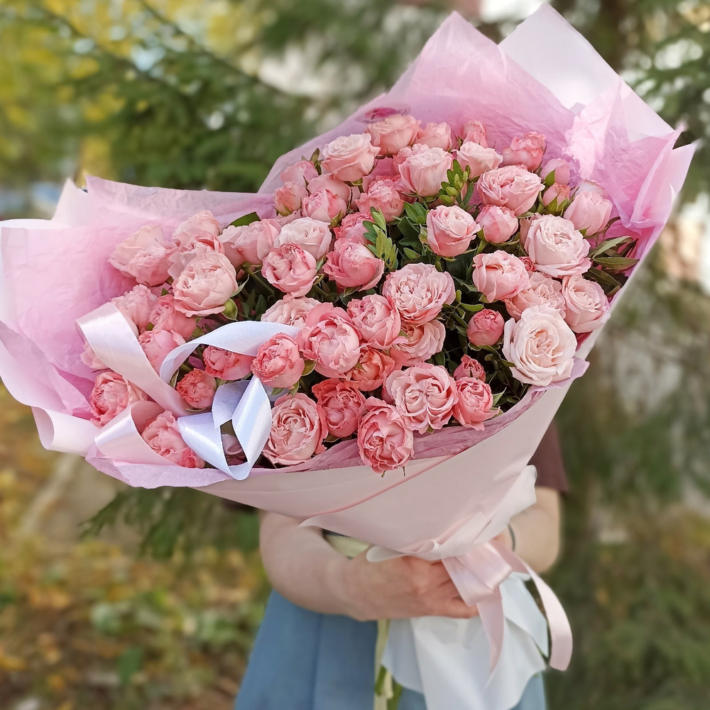 Бомбастик Пионовидные кустовые розы в стильной упаковке
