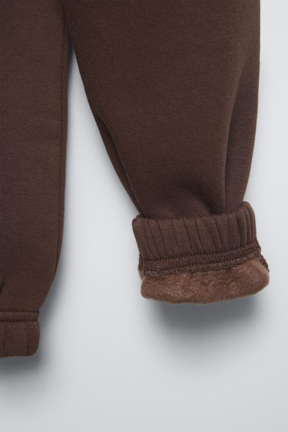 ZARA КОМПЛЕКТ ИЗ ТОЛСТОВКИ И ДЖОГГЕРОВ С НАШИВКОЙ, КОРИЧНЕВЫЙ