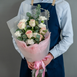 Букет с розовыми розами и белыми диантусами