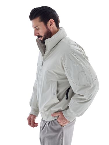 Серый утепленный бомбер с декоративными швами