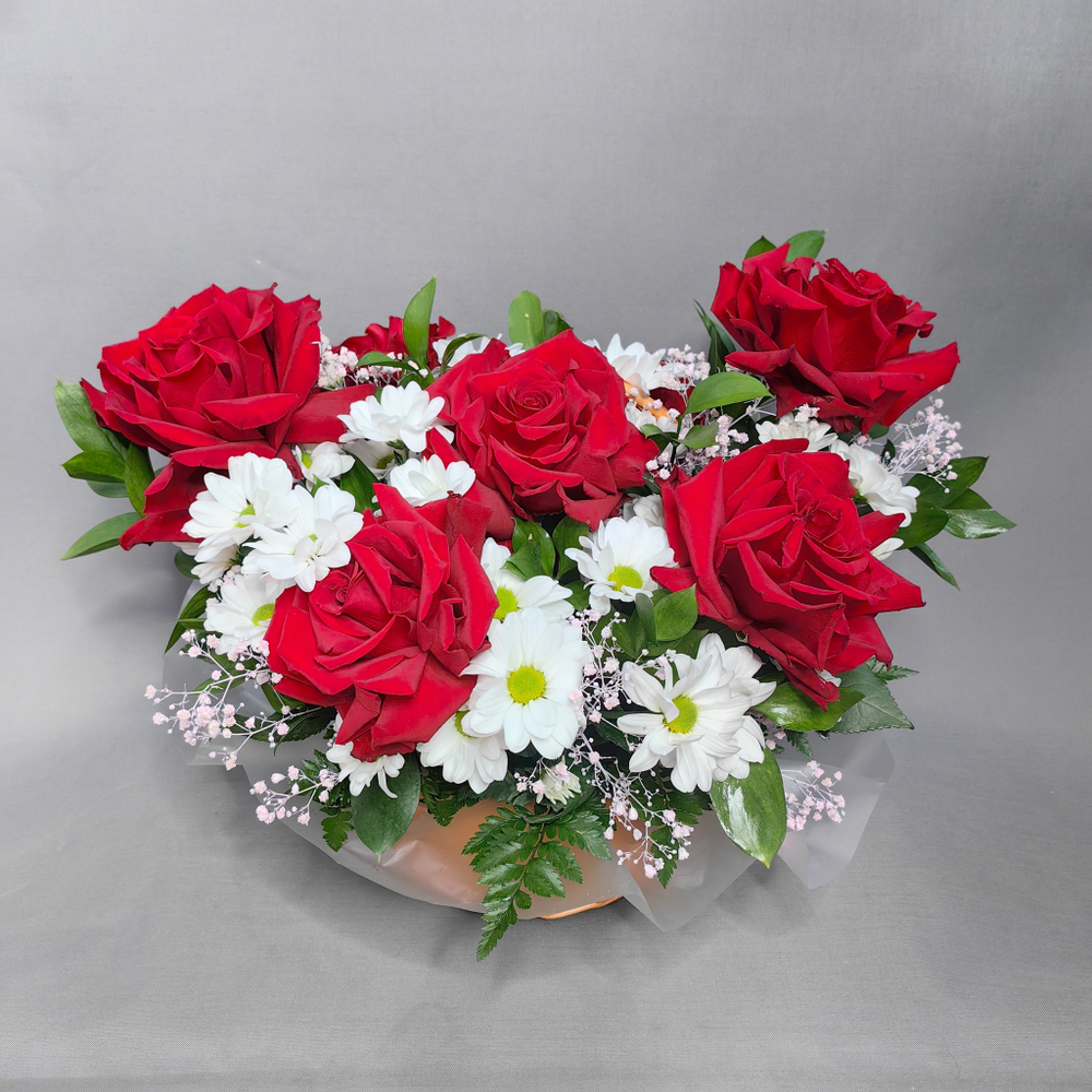 Корзина с красными французскими розами и белыми хризантемами