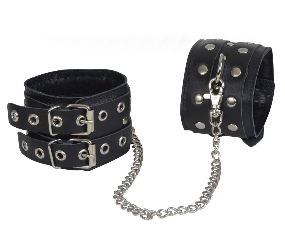 Чёрные кожаные оковы, соединенные цепочкой (Цвет: черный)