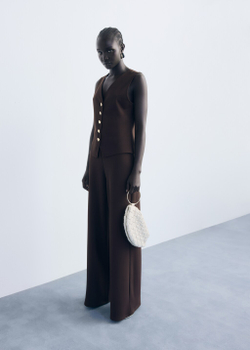 Жилет с декоративными пуговицами