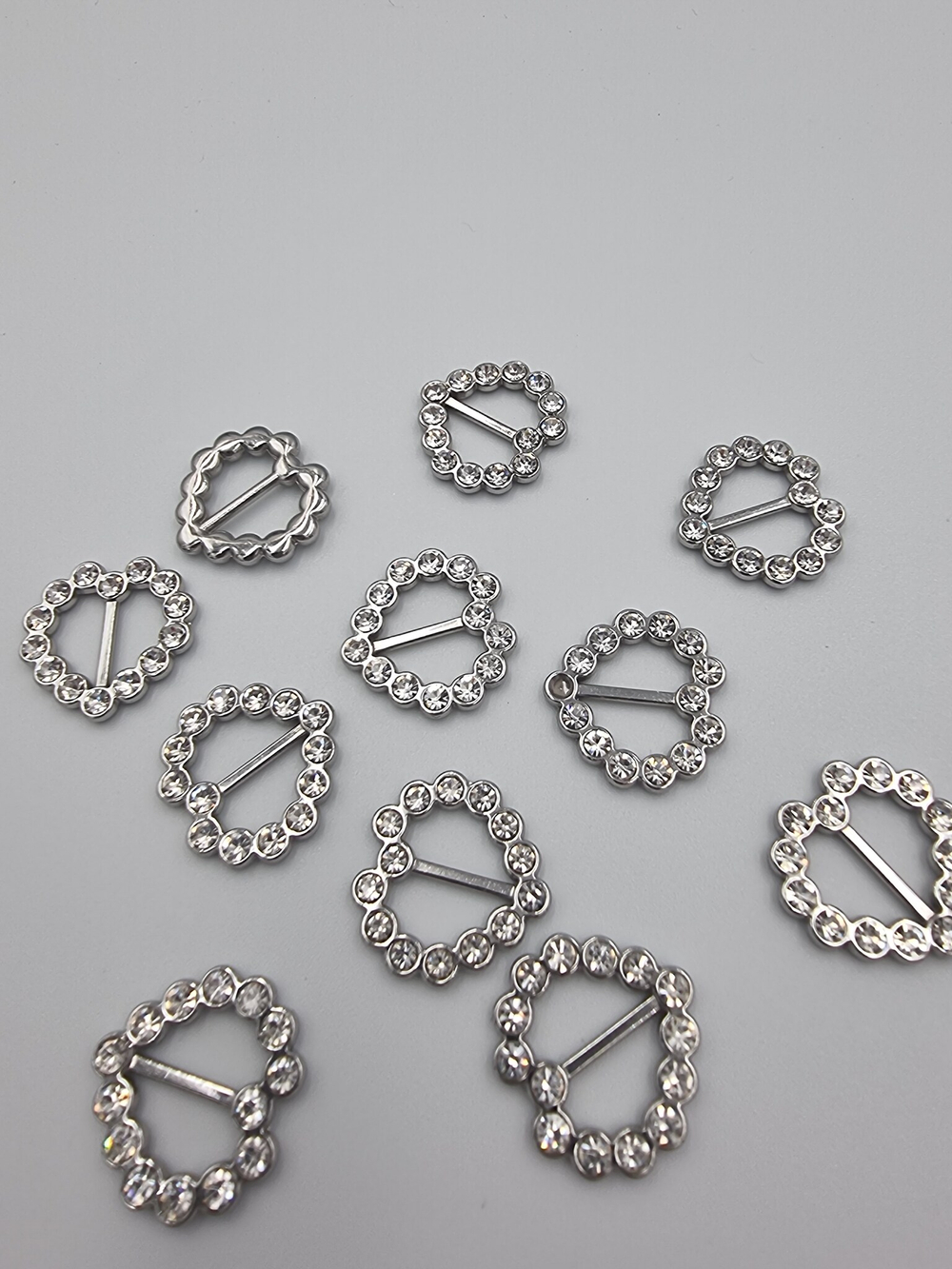 Пряжка-украшение для нижнего белья сердечко серебро/стразы