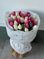 Букет из 35 тюльпана белого, розового цвета и незабудок - M