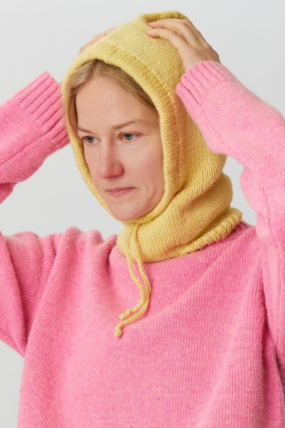 Капор лимонного цвета