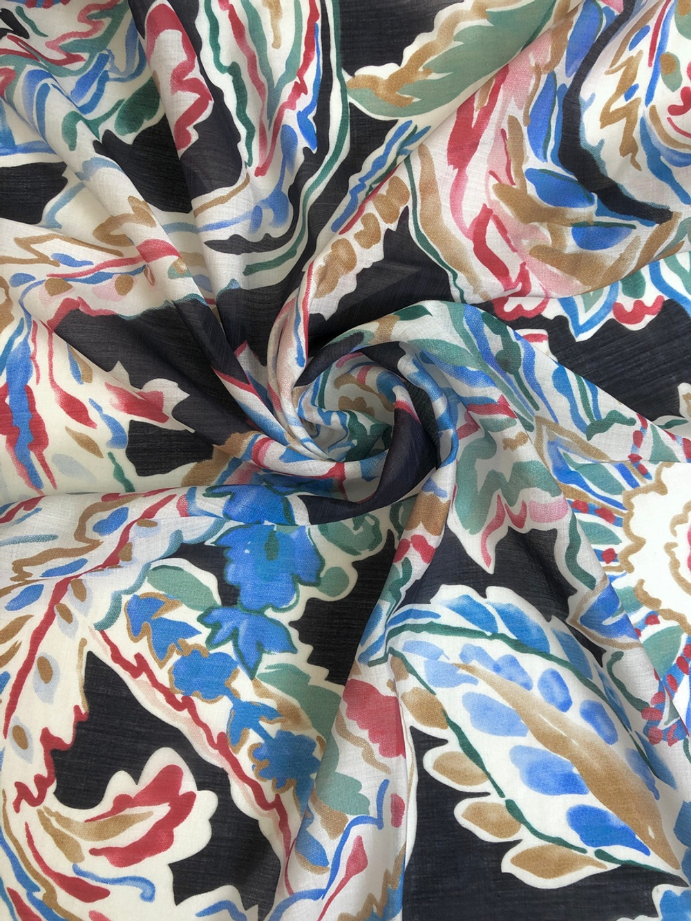 Плательная вискоза принт листья красный/голубой на черном С4