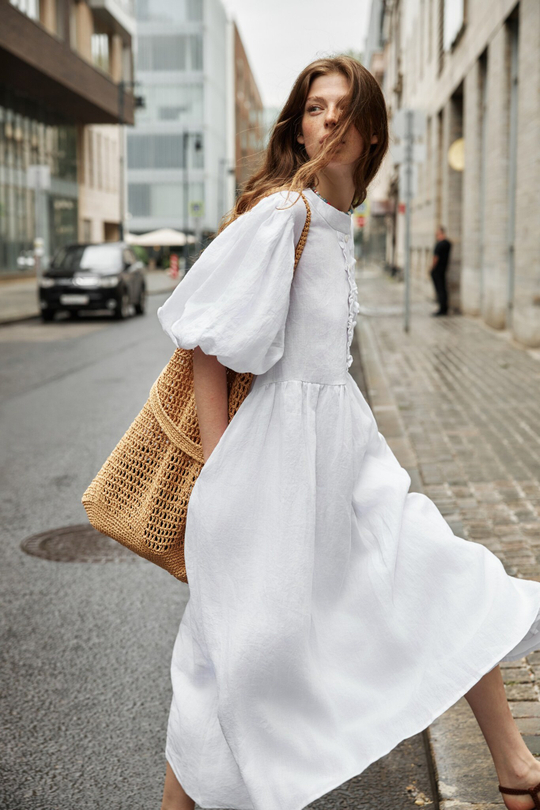 Платье с жабо и рукавами-фонариками из белого льна, с подъюбником