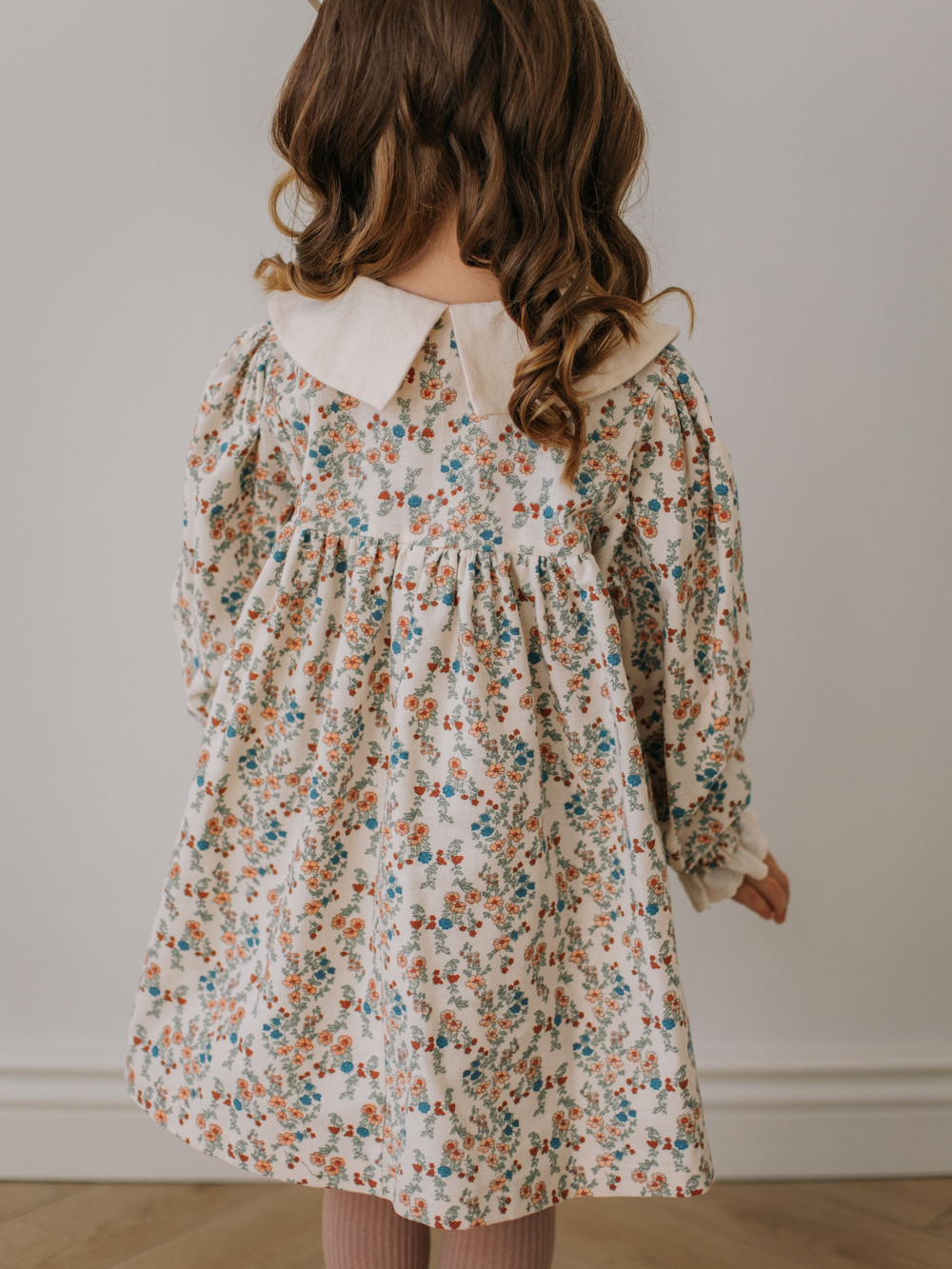 Платье с воротником в цветочек, Молоко