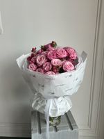 Букет из кустовых пионовидных роз в розовом оттенке 