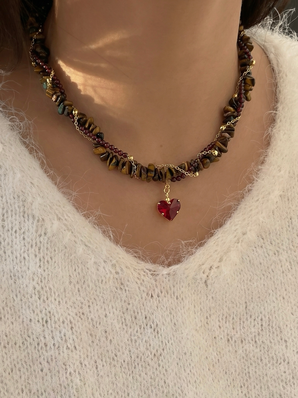 Колье из тигрового глаза и граната с подвеской сердце с фианитом