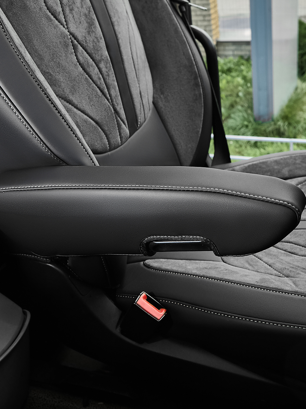 Чехлы Люкс DAF XF 106 (экокожа, черный цвет, серая вставка)