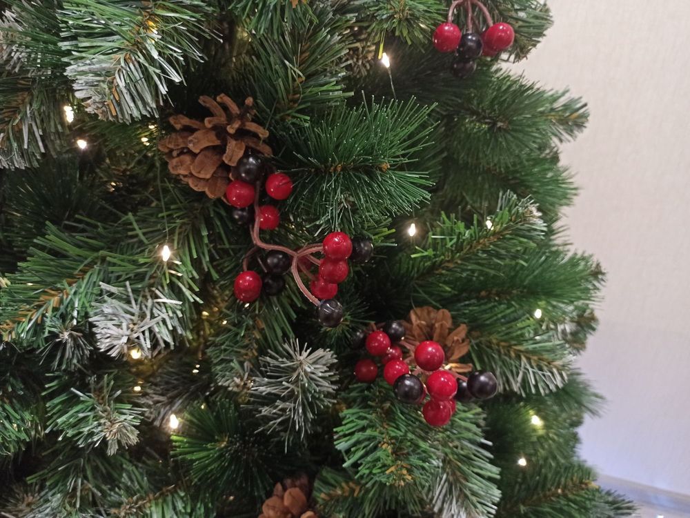 Заснеженная елка с шишками и ягодами «Очарование» (Леска+пвх) 3,65 м