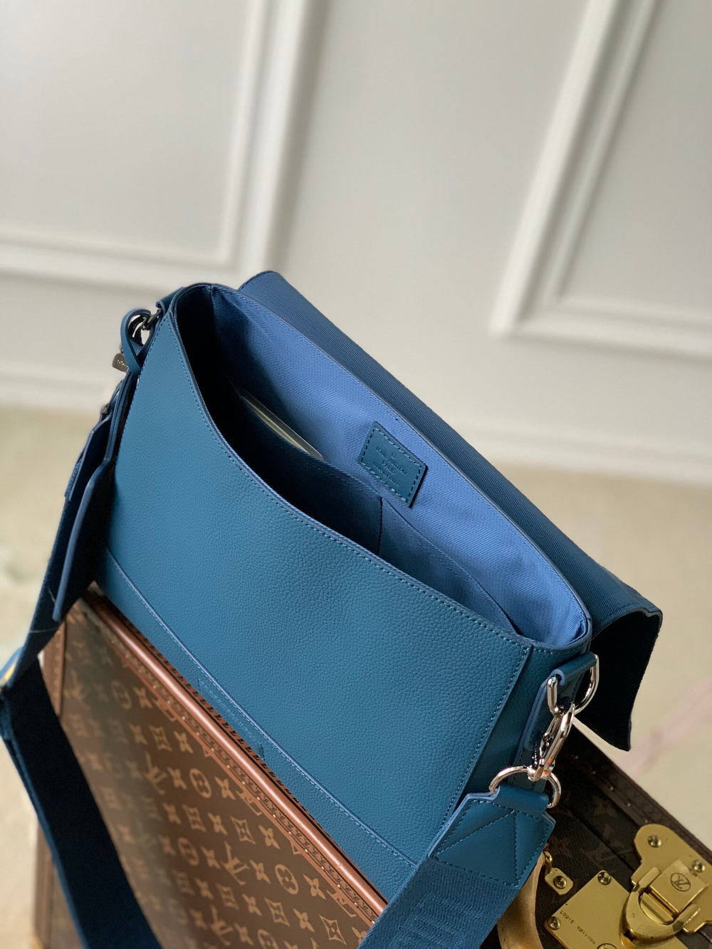 Louis Vuitton Takeoff Messenger