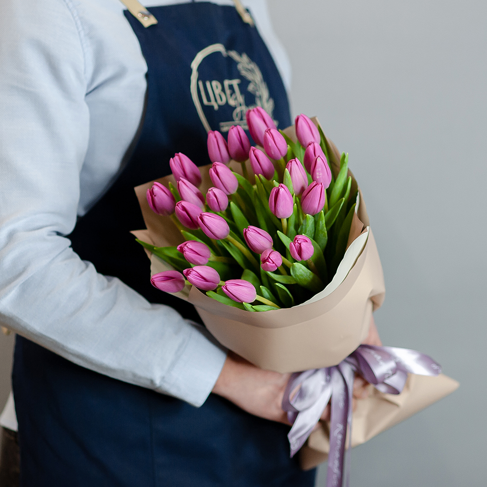 25 розовых тюльпанов в оформлении