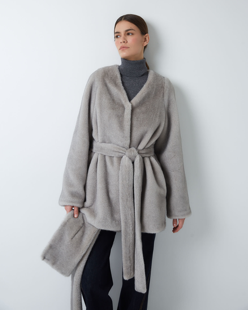 Шуба из искусственного меха норки серый